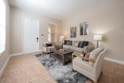 Enjoy This Beautiful Light and Bright Spacious Liv