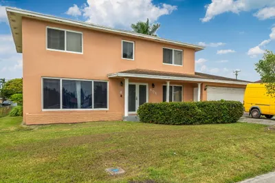 608 SW 10th Street 1