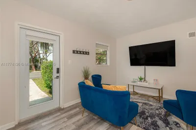 250 NW 14th Way 1