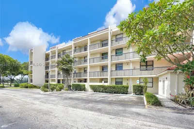 117 Lake Emerald Dr #204 1