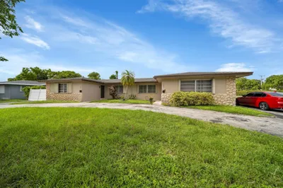 7001-7005 NW 15th Street 1