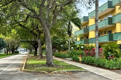 1975 NE 135th St #2K 1