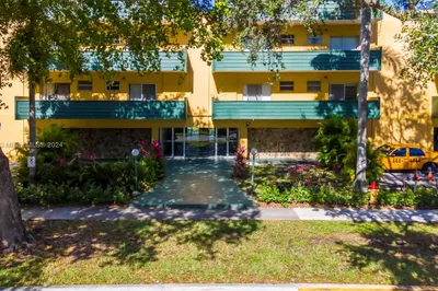 1975 NE 135th St #3L 1