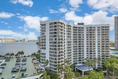 3600 Mystic Pointe Dr #812 1
