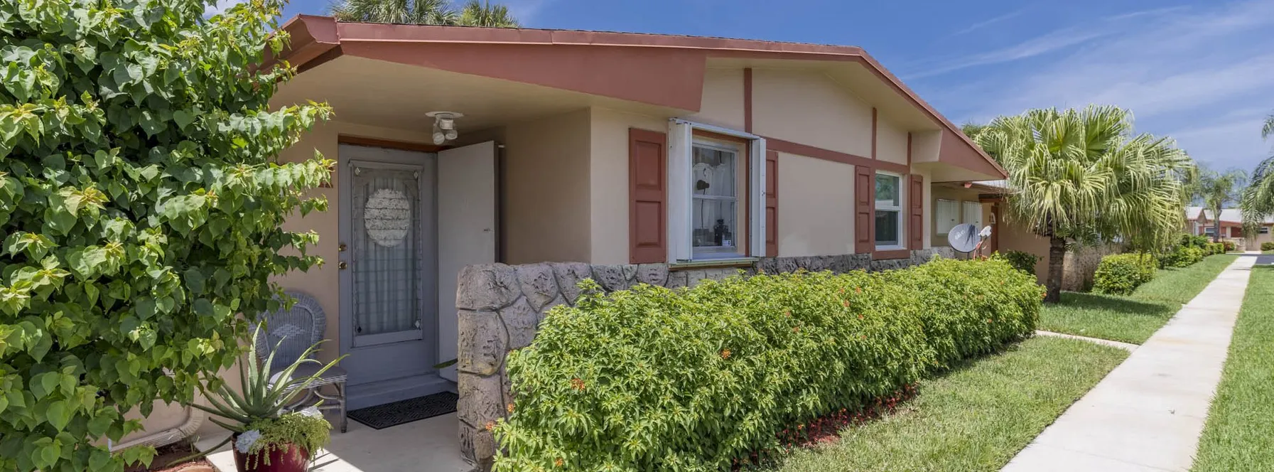 Just Listed | Cute in Cresthaven | 2971 Crosley Drive W #19h