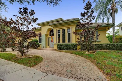 3421 Hollywood Oaks Drive 1