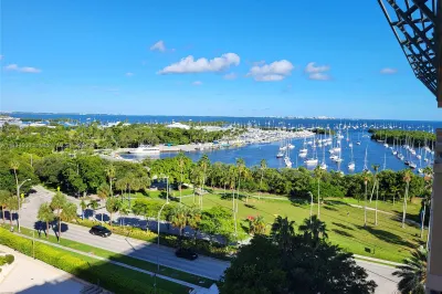Biscayne Bay, Peacock Park and Sailboats views