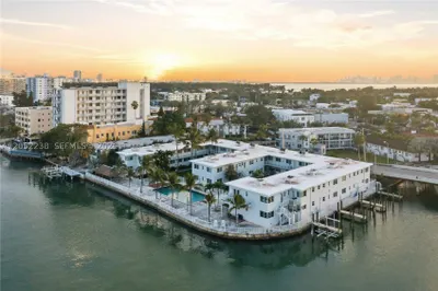 7207 Bay Dr #21 1
