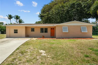 718 SE Alamanda Circle 1