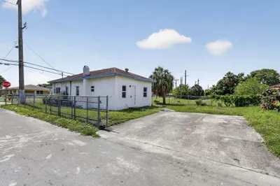 621 NW 3rd Avenue 1