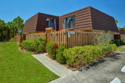 6025 SE Riverboat Court 8 Drive #811 1