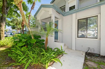 805 Harbour Pointe Way #805 1