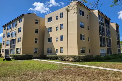 2811 Somerset Drive #404 1