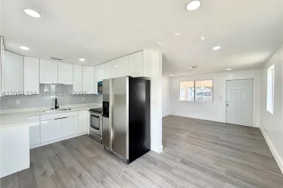 685 SE Park Dr 1