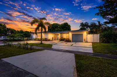 4930 NW 17th St 0 1