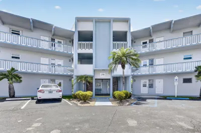 2200 PARK Lane #208 1