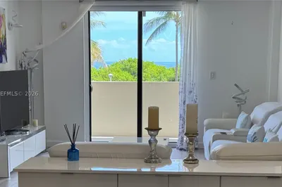 1623 Collins Ave #220 1