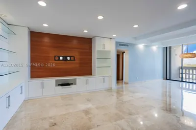 90 Edgewater Dr #PH15 1