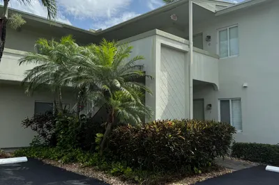578 NE 20th Street #10e 1