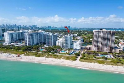 2457 Collins Ave #1402 1