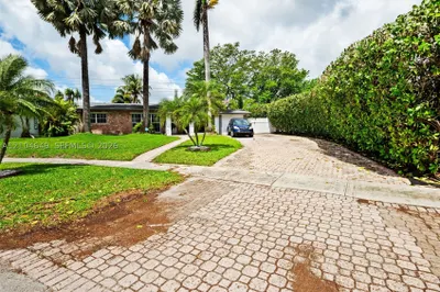 911 SW 51st Ave 1