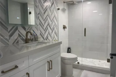 2555 Collins Ave #1409 1