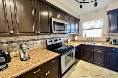 160 NE 8th Avenue #1b 1