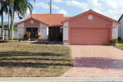 10512 NW 70th St 1