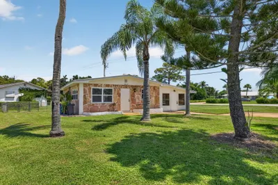 1817 NW Azalea Street 1
