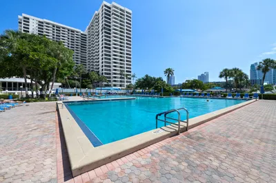 2500 Parkview Drive #615 1