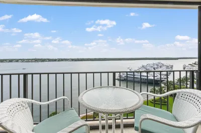 124 Lakeshore Drive #1028 1