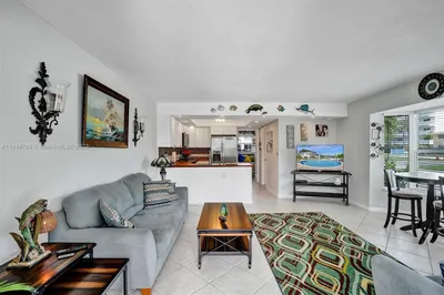 1201 N Riverside Dr #8 1