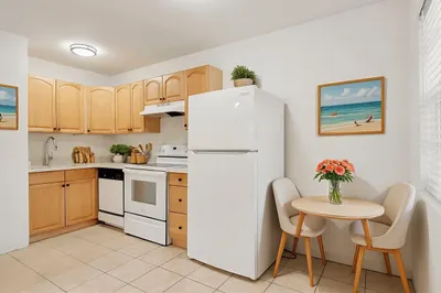 Virtually Staged Eat-In Kitchen