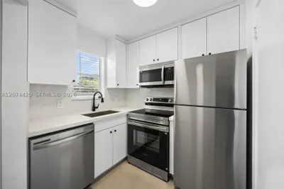 4933 Hollywood Blvd #202 1