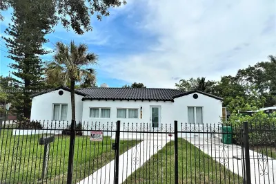 1885 SW 18th St 1