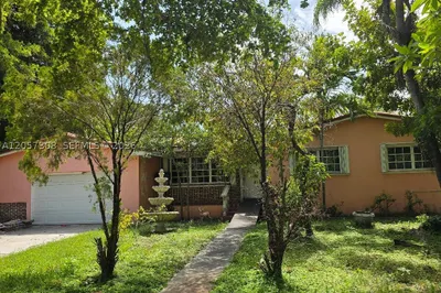 881 Albatross St 1