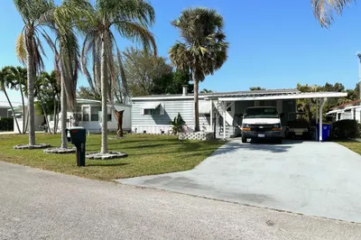 231 SE Paradise Place 1