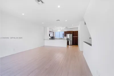 113 NE 6 #2125 1
