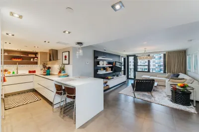 5225 Collins Ave #1415 1