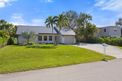 707 SE Hibiscus Avenue 1