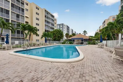 620 NE 12th Avenue #202 1