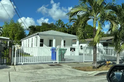 81 NW 44th St 1