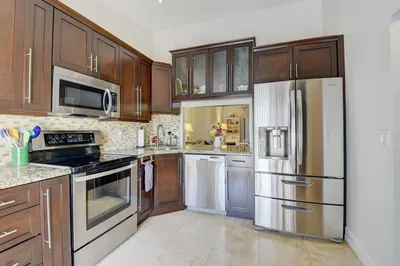 Bright kitchen- SS appliances - Pantry - recessed