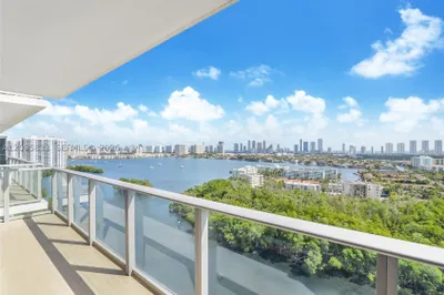 16385 Biscayne Blvd #2017 1