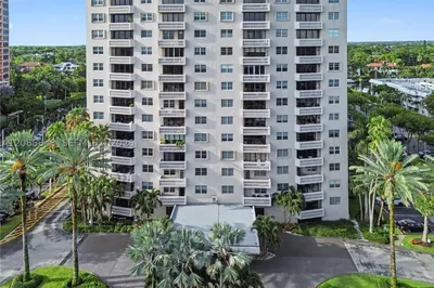 90 Edgewater Dr #818 1