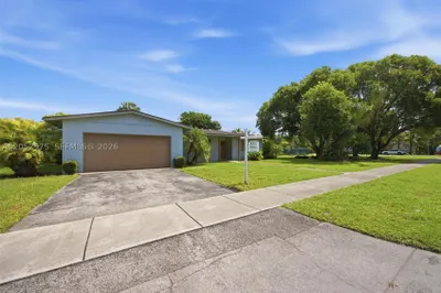 225 NW 15th St 1