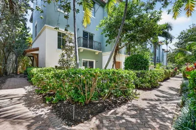 27 NW Hawthorne Place 1