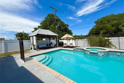411 SW 10th Ter 1