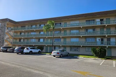 300 VILLAGE GREEN Circle S #114 1