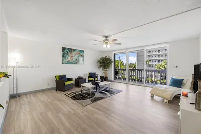 400 NE 12th Ave #303